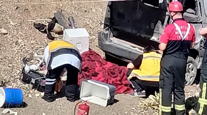 Denizli'de feci kaza! Uçuruma yuvarlanan araç, karı kocaya mezar oldu