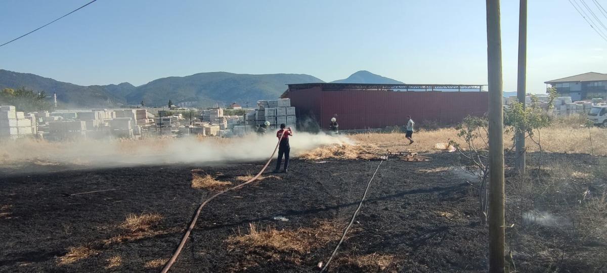 Fethiye'de &ccedil;ıkan anız ve saman balyası yangını s&ouml;nd&uuml;r&uuml;ld&uuml;
