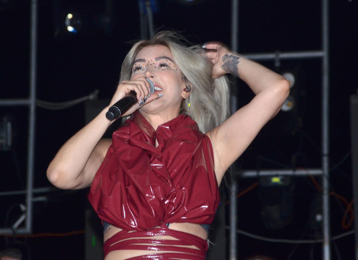 Hande Yener, Karam&uuml;rsel'de konser verdi