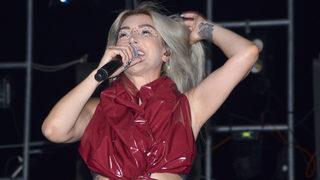 Hande Yener, Karamürsel'de konser verdi