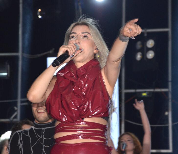 Hande Yener, Karamürsel'de konser verdi G3
