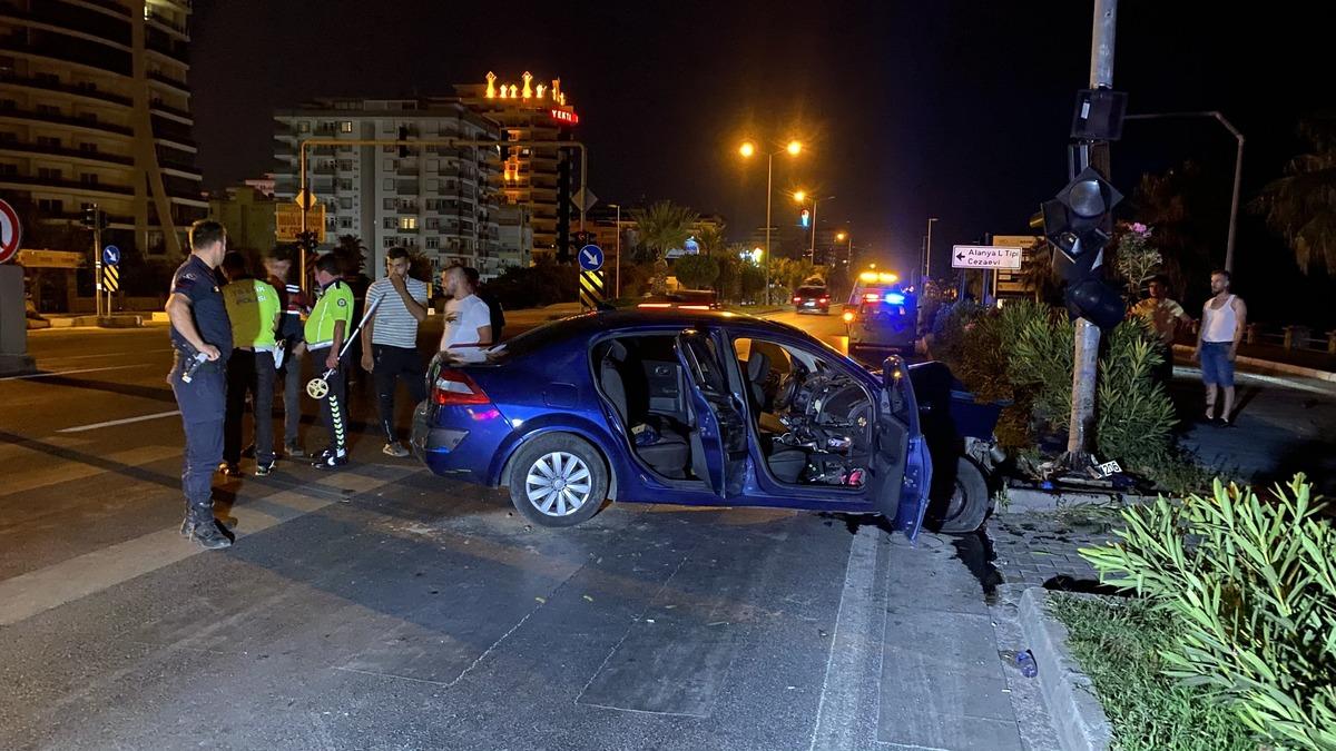 Alanya'da otomobil sinyalizasyon direğine &ccedil;arptı, 1 kişi &ouml;ld&uuml;, 3 kişi yaralandı