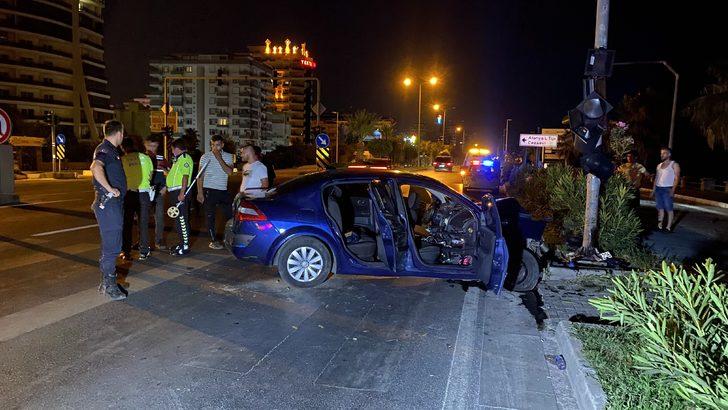 Alanya'da otomobil sinyalizasyon direğine çarptı, 1 kişi öldü, 3 kişi yaralandı G1