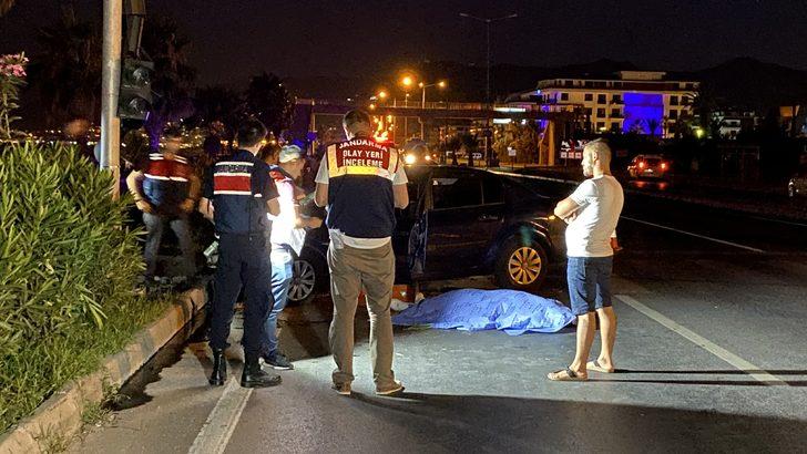 Alanya'da otomobil sinyalizasyon direğine çarptı, 1 kişi öldü, 3 kişi yaralandı G2