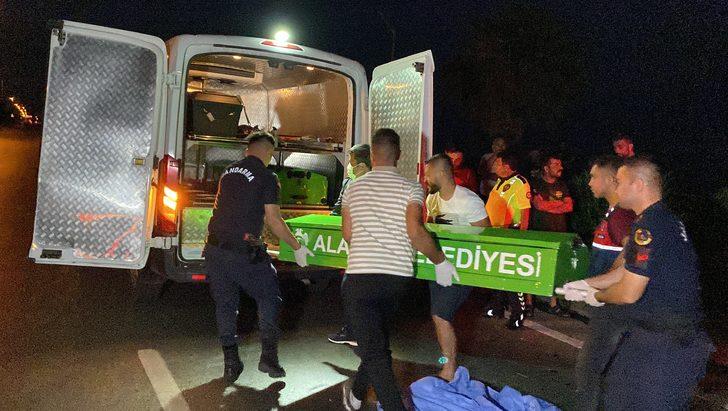 Alanya'da otomobil sinyalizasyon direğine çarptı, 1 kişi öldü, 3 kişi yaralandı G4