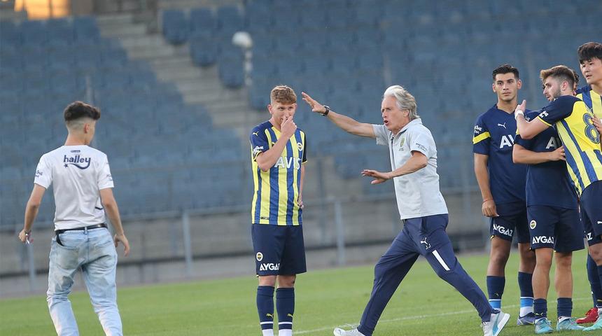 Fenerbahçe - Partizan maçında şoke eden olay! Jorge Jesus taraftarı kovaladı