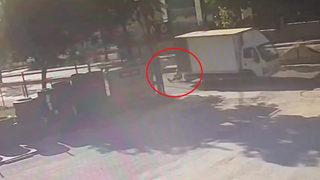 Kamyonetin önü dolu olduğu için kasaya bindirildi, dehşeti yaşadı! Sürücü kilometrelerce sonra fark etti