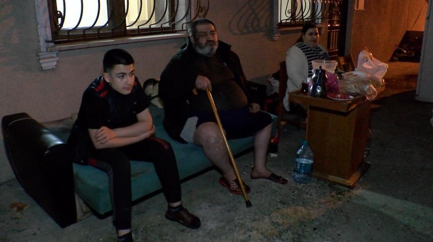 Ev sahibi istediği zammı alamayınca engelli kiracısını eşyalarıyla kapının önüne koydu