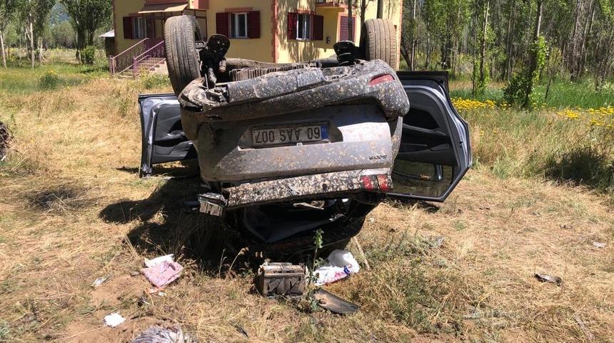 Sivas'ta devrilen otomobildeki 3 kişi öldü, 1 kişi yaralandı