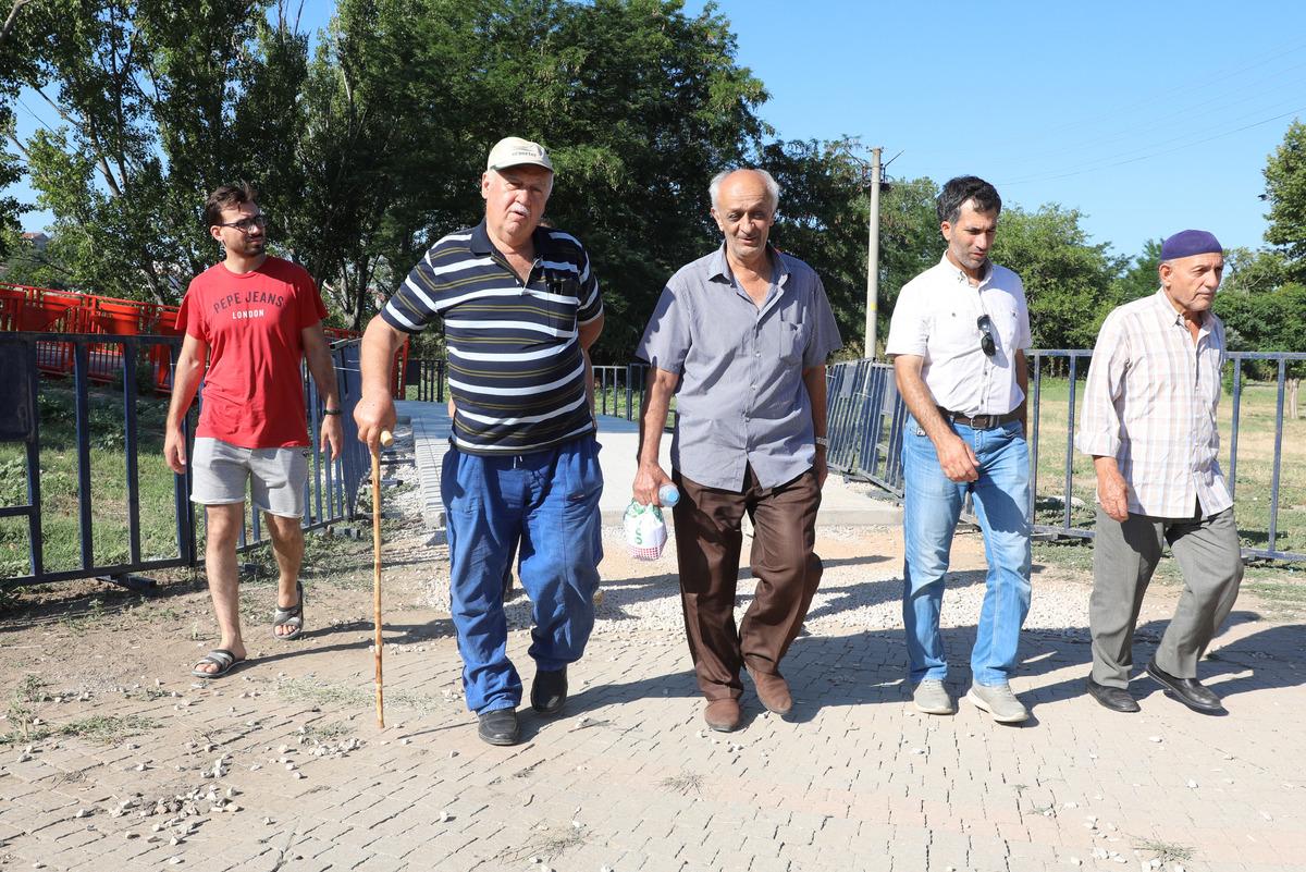 Yaşlarına rağmen er meydanlarından kopamayan g&uuml;reşseverler trib&uuml;nlerden vazge&ccedil;miyor