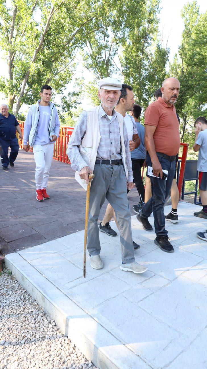 Yaşlarına rağmen er meydanlarından kopamayan güreşseverler tribünlerden vazgeçmiyor G5