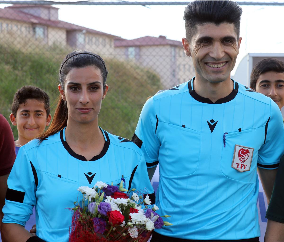 Ağrı'da futbol hakemi, beraber g&ouml;rev aldıkları ma&ccedil;ta kız arkadaşına evlilik teklifi yaptı