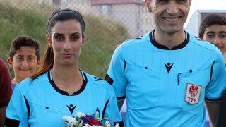 Ağrı'da futbol hakemi, beraber görev aldıkları maçta kız arkadaşına evlilik teklifi yaptı