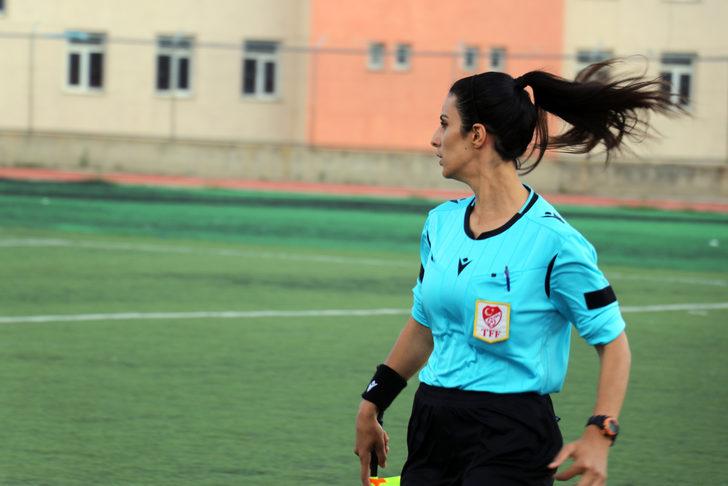 Ağrı'da futbol hakemi, beraber görev aldıkları maçta kız arkadaşına evlilik teklifi yaptı G2