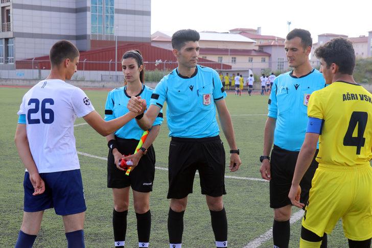 Ağrı'da futbol hakemi, beraber görev aldıkları maçta kız arkadaşına evlilik teklifi yaptı G3