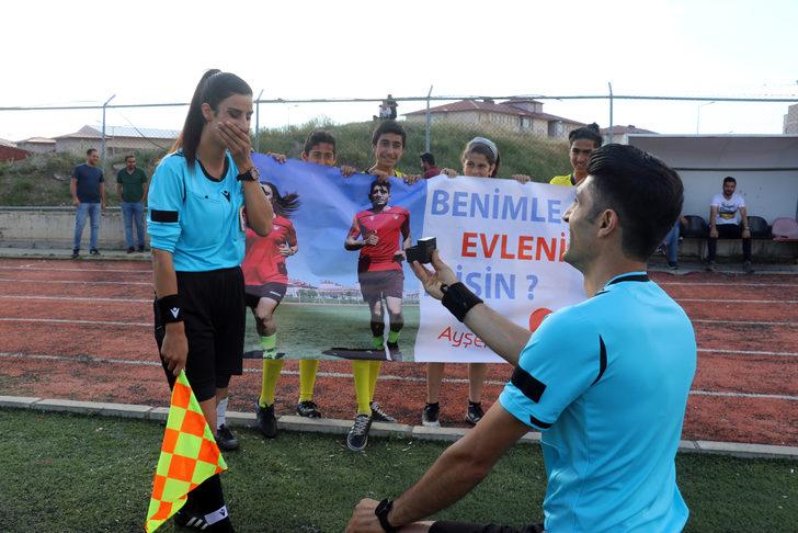 Ağrı'da futbol hakemi, beraber görev aldıkları maçta kız arkadaşına evlilik teklifi yaptı G4