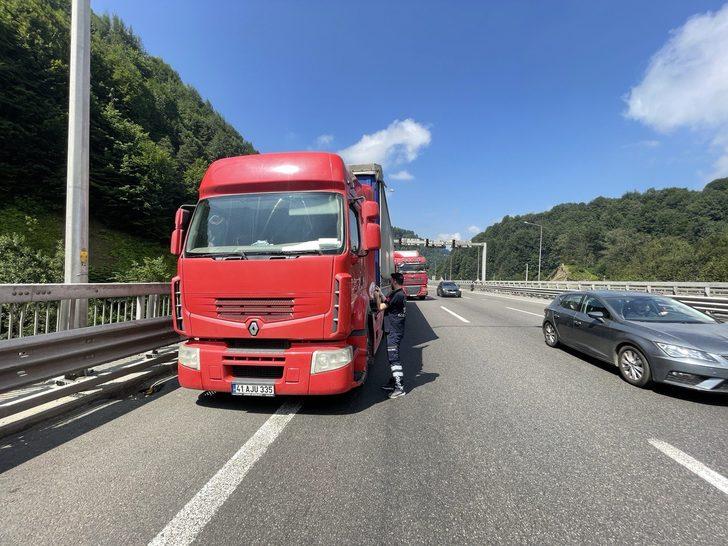 Bolu'da seyir halindeyken arı sokması sonucu rahatsızlanan sürücü hastaneye kaldırıldı G3