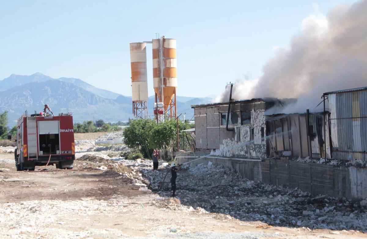 Antalya'da mermer fabrikasının deposunda &ccedil;ıkan yangın hasara neden oldu