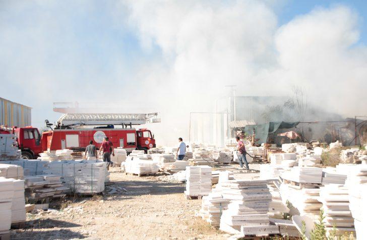 Antalya'da mermer fabrikasının deposunda çıkan yangın hasara neden oldu G4