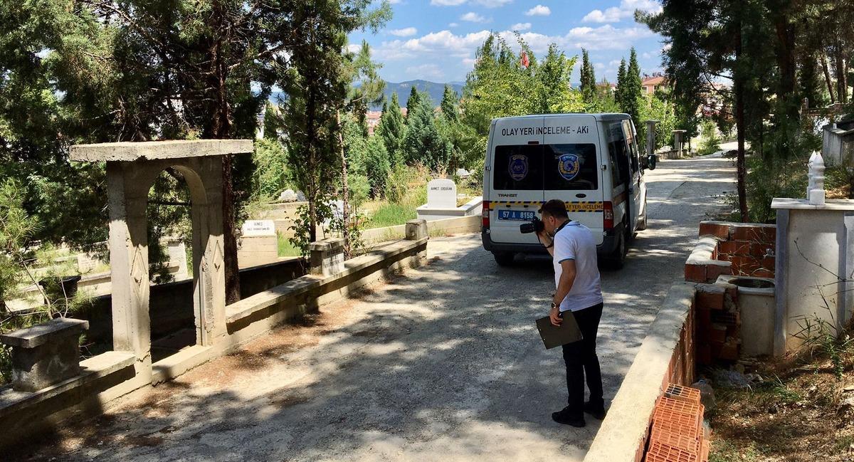 Sinop'ta şehir mezarlığındaki demir kapılar &ccedil;alındı