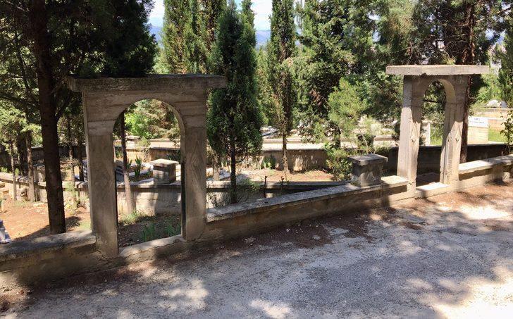 Sinop'ta şehir mezarlığındaki demir kapılar çalındı G2