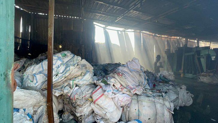 Kocaeli'de geri dönüşüm firmasının depo ve imalat atölyesinde çıkan yangın söndürüldü G1