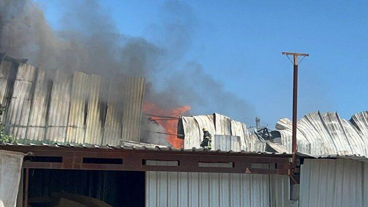 Kocaeli'de geri dönüşüm firmasının depo ve imalat atölyesinde çıkan yangın söndürüldü G3