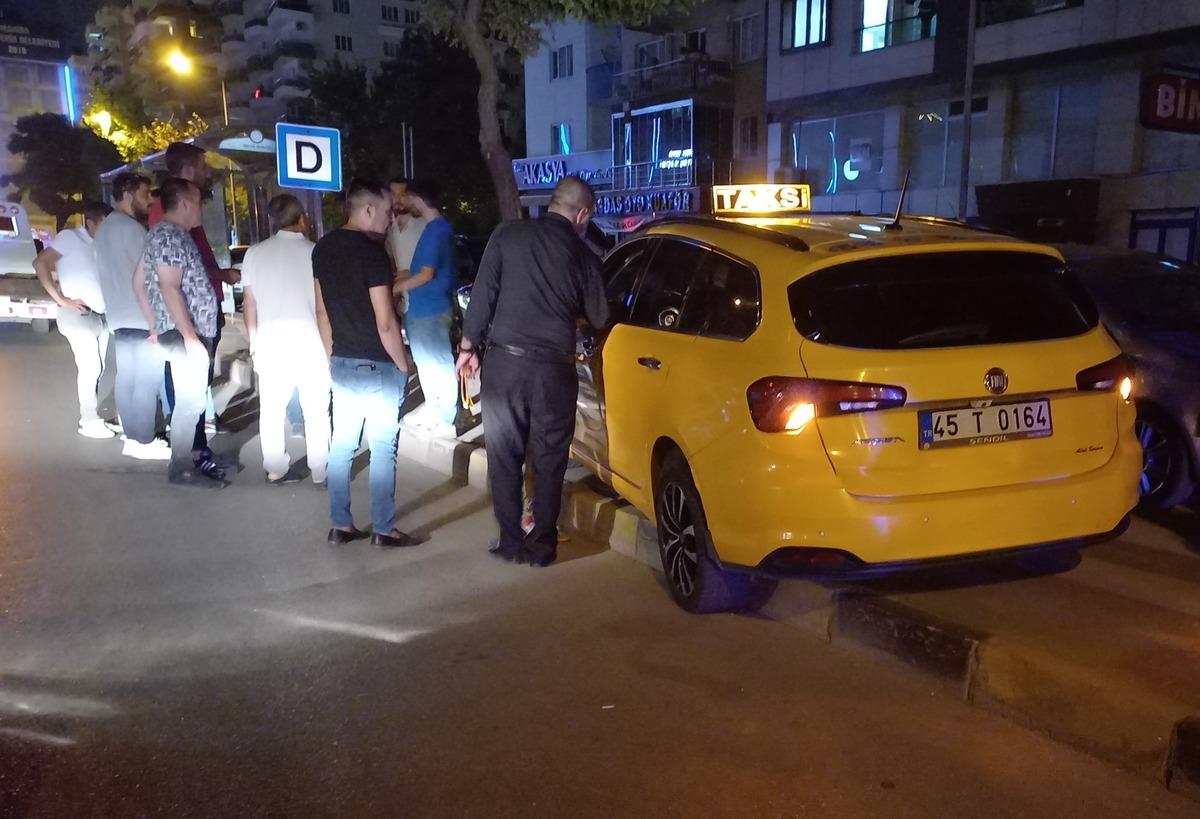 Manisa'da m&uuml;şterisi tarafından darbedildiği &ouml;ne s&uuml;r&uuml;len taksi şof&ouml;r&uuml; yaralandı