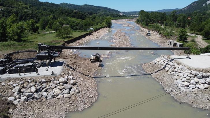 Bartın'da selde yıkılan köprünün yerine MSB geçici köprü kuruyor G4