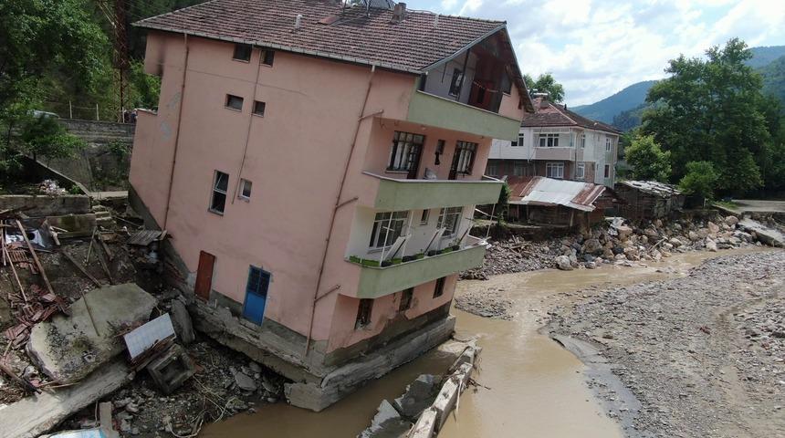 Akılalmaz olay! 24 yıl önceki selde yan yatan binayı kriko ile düzeltmişler