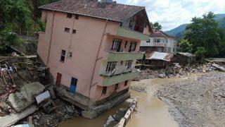 Akılalmaz olay! 24 yıl önceki selde yan yatan binayı kriko ile düzeltmişler
