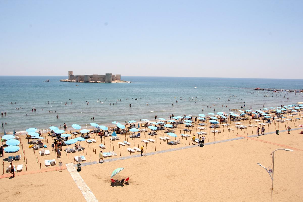 Mersin'de sıcak havadan bunalanlar denize koştu