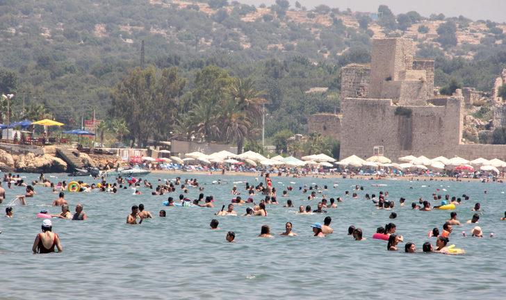 Mersin'de sıcak havadan bunalanlar denize koştu G5