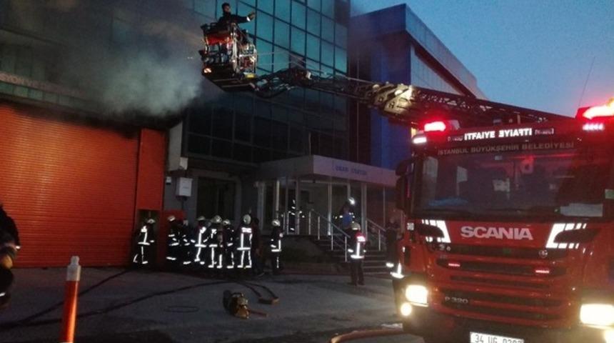 Kağıthane&rsquo;de 5 katlı iş merkezi yandı