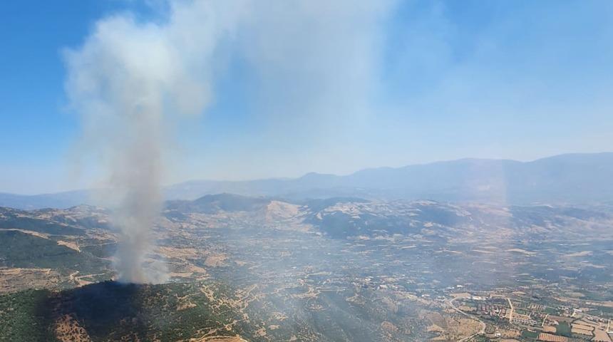 İzmir'in Ödemiş ilçesinde çıkan orman yangınına müdahale ediliyor