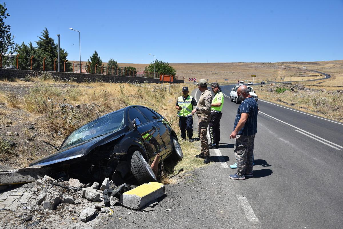 Şanlıurfa'da devrilen otomobildeki 3 kişi yaralandı