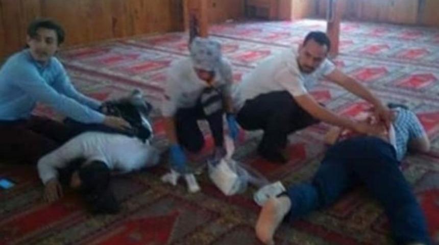 Camide 3 kişiyi bı&ccedil;akladı