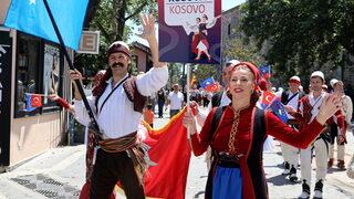 Uluslararası Altın Karagöz Halk Dansları Yarışması kortej yürüyüşüyle başladı