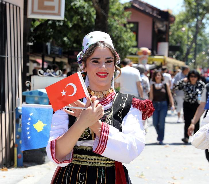 "Uluslararası Altın Karagöz Halk Dansları Yarışması" kortej yürüyüşüyle başladı G2