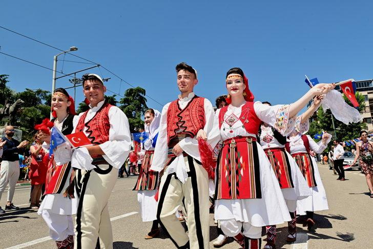 "Uluslararası Altın Karagöz Halk Dansları Yarışması" kortej yürüyüşüyle başladı G5