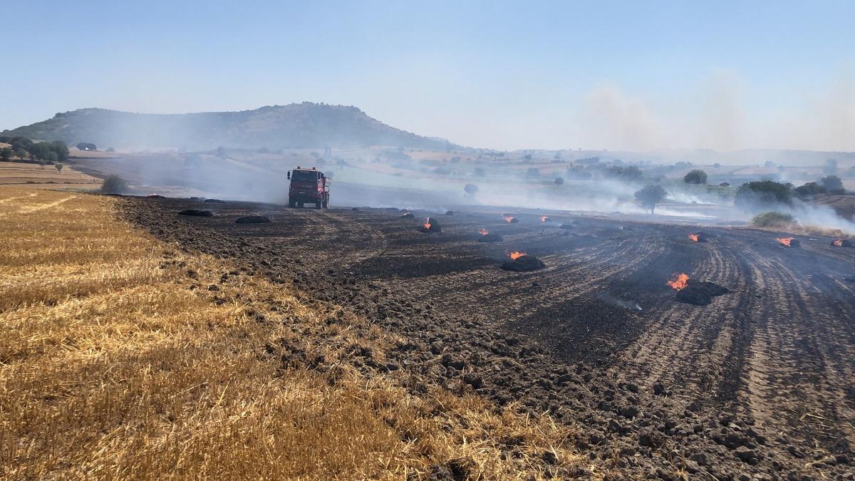 Balıkesir'de bir tarlada &ccedil;ıkan yangına m&uuml;dahale ediliyor