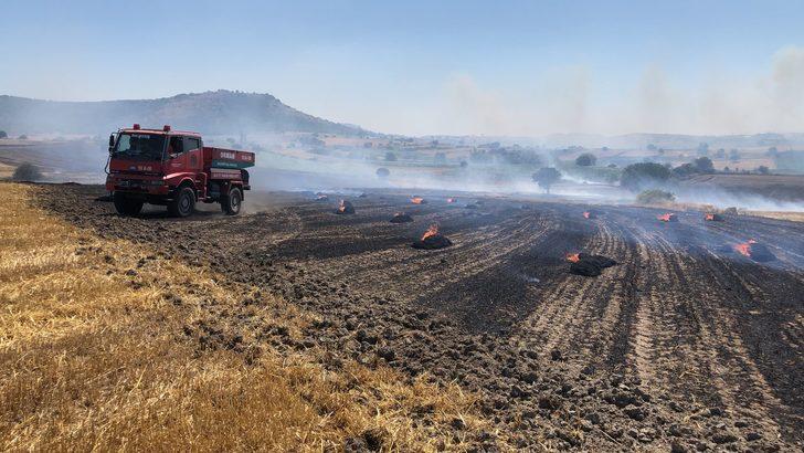 Balıkesir'de bir tarlada çıkan yangına müdahale ediliyor G3