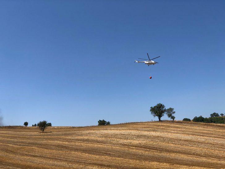 Balıkesir'de bir tarlada çıkan yangına müdahale ediliyor G4