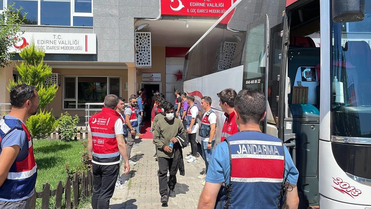 Sınır dışı edilecek 363 Afganistan uyruklu, Edirne'den İstanbul'a g&ouml;nderildi
