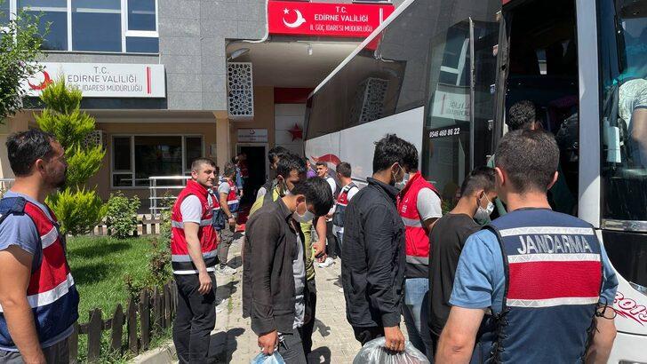 Sınır dışı edilecek 363 Afganistan uyruklu, Edirne'den İstanbul'a gönderildi G2
