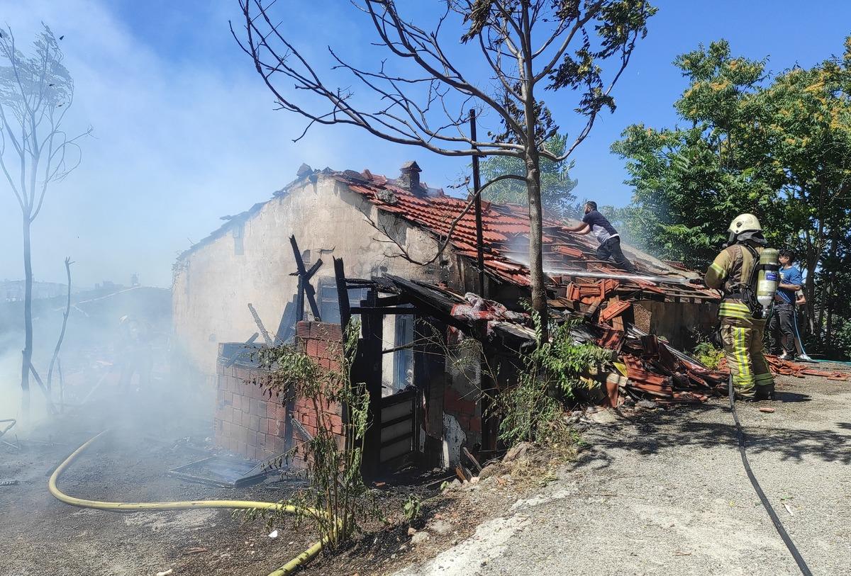 Maltepe'de gecekonduda &ccedil;ıkan yangın s&ouml;nd&uuml;r&uuml;ld&uuml;