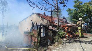Maltepe'de gecekonduda çıkan yangın söndürüldü