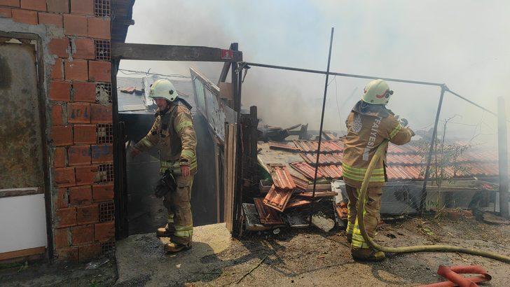 Maltepe'de gecekonduda çıkan yangın söndürüldü G2