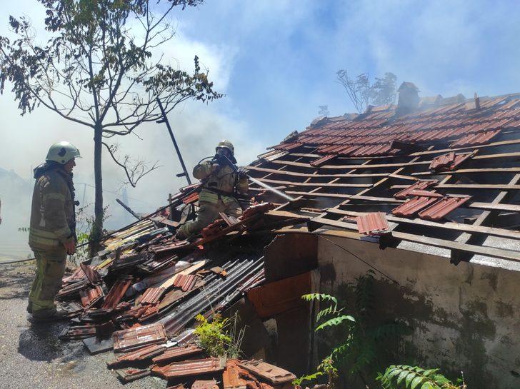 Maltepe'de gecekonduda çıkan yangın söndürüldü G4