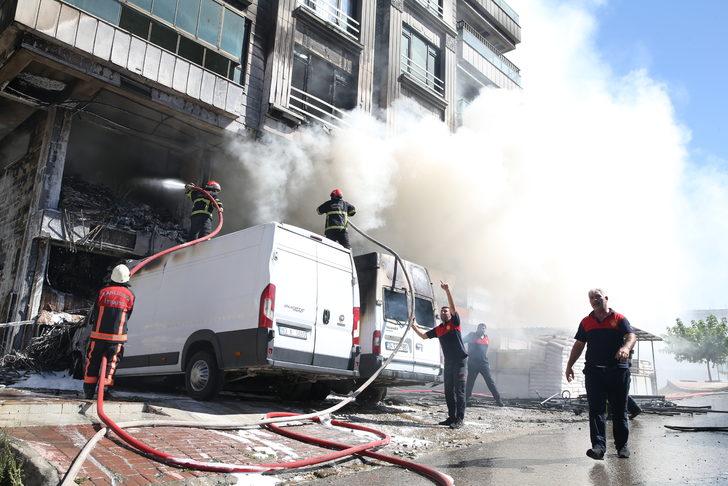 Şanlıurfa'da iş yerinde çıkan yangın söndürülmeye çalışılıyor G2